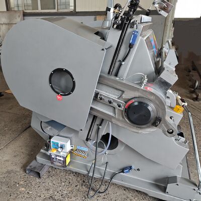 آلة قطع الكرتون المموج بطول تجعيد أقل من 40 مترًا بقوة قطع عالية ومصدر طاقة كهربائي يضمن معالجة الكرتون