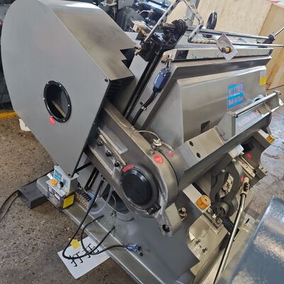 آلة قطع قوالب الكرتون المموج اليدوية مصدر طاقة كهربائي مثالي لأشكال الكرتون المخصصة وخطوط الإنتاج