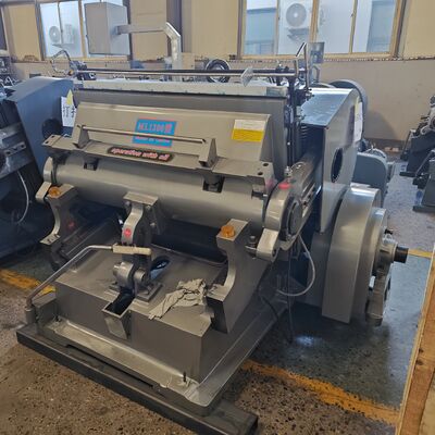 آلة قطع المقطوعات المموجة من الفولاذ المقاوم للصدأ مع طريقة إمداد الزيت الكهربائي محرك هنغشوى مثالية لإنتاج الكرتون