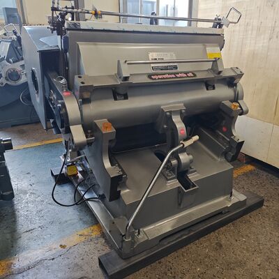 5.5KW طاقة المحرك الكرتون المموجة الموت قطع آلة صفيحة الفولاذ المقاوم للصدأ Hengshui المحرك تقدم مستقرة وقطع