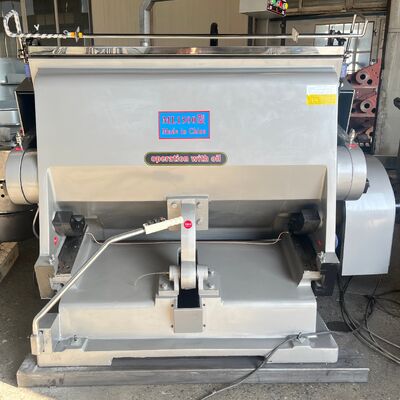 7000 كيلوغرام من الكرتون المموجة القطع المقطوعة مع تغذية يدوية ووزن الجهاز 1500 كيلوغرام مناسبة للصناعة