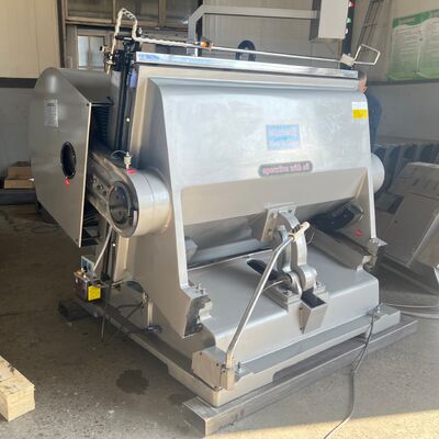 سرعة القطع 4800 إلى 8000 ورقة في الساعة آلة القطع المقطعة للكرتون المموج التي تقدم دقة زائد أو ناقص 075 مليمتر