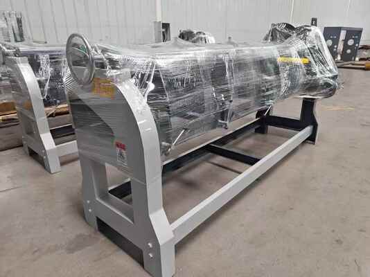 عالية السرعة 40 قطعة / دقيقة المموجة الدوارية Slotter آلة مع 2500mm عرض ورقة الحد الأقصى ودقة الزاوية قطع الحجم 0-60x350